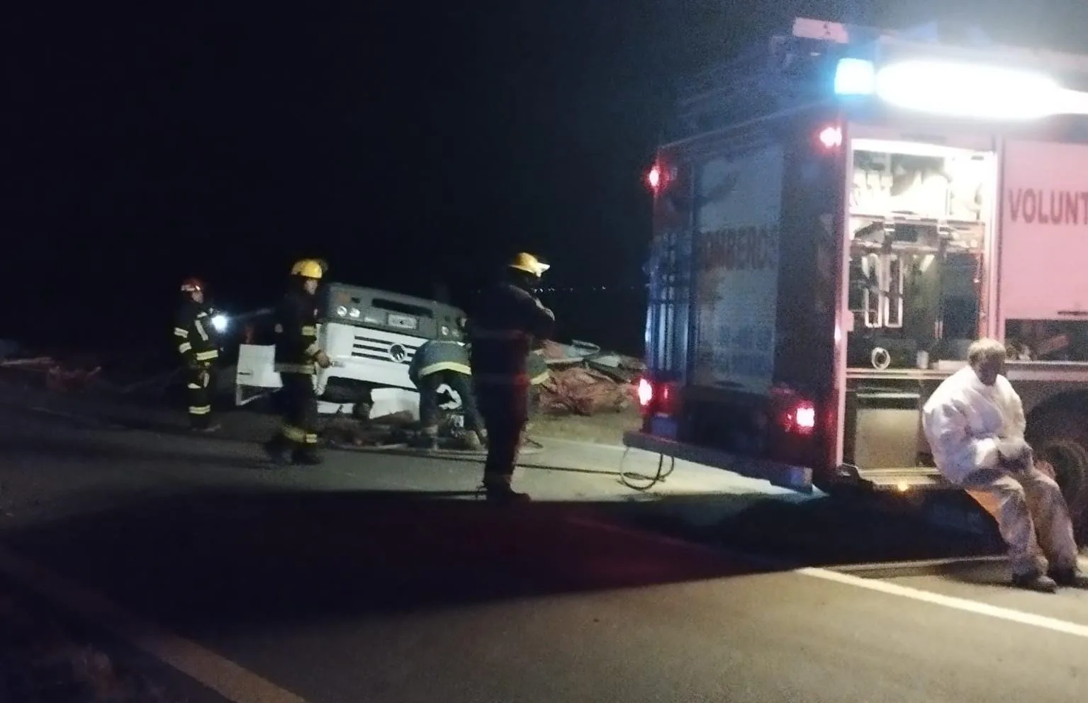 Volcó un camión que transportaba carne y murió un joven que iba como acompañante