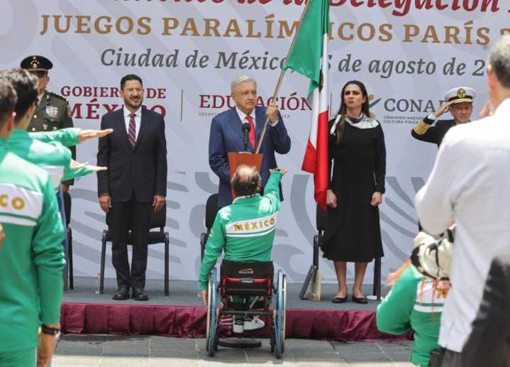 Abandera AMLO a paralímpicos