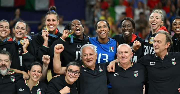 Con el entrenador argentino Julio Velasco, Italia logró el oro en vóley femenino en los Juegos Olímpicos