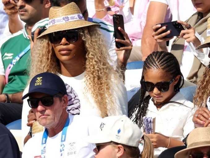 Serena Williams calls out Paris restaurant, hotel responds
