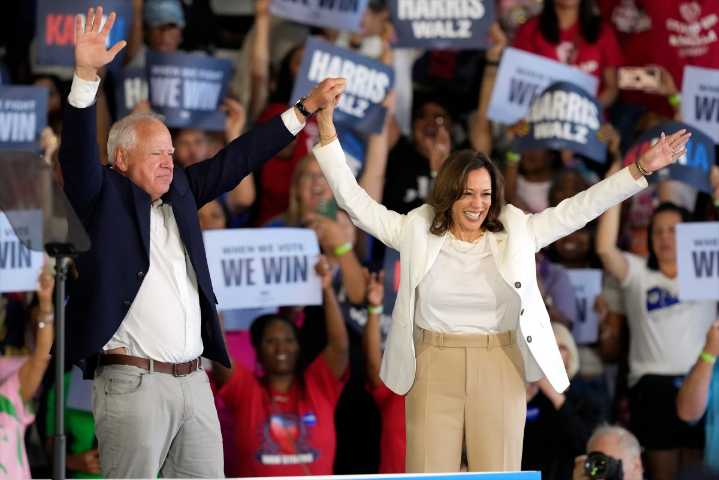 Harris acalla protesta en mitin en Detroit: “Estoy hablando”