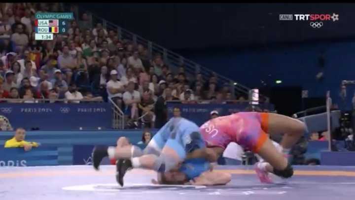 Juegos Olímpicos París 2024: Video, impresionante lesión de cuello en lucha, alarma con deportista que se marcha en camilla