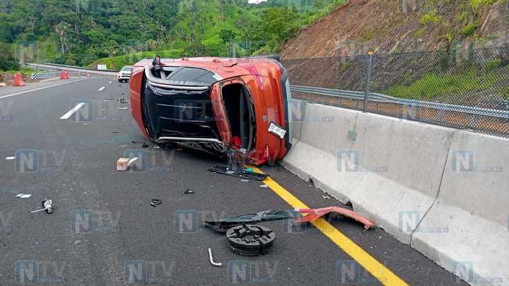 Localizan auto volcado y baleado en el tramo Compostela