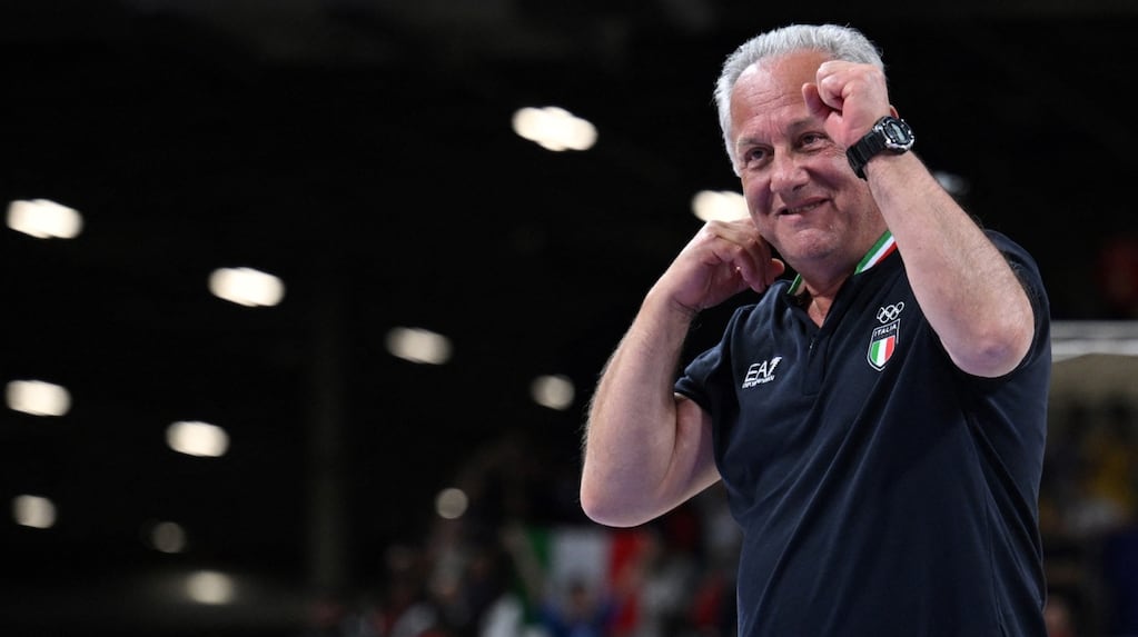 Juegos Olímpicos 2024: el DT argentino Julio Velasco hizo historia y le dio a Italia su primer oro en voley femenino