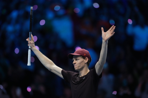 Jannik Sinner vence a Carlos Alcaraz y defiende el título de las Finales ATP