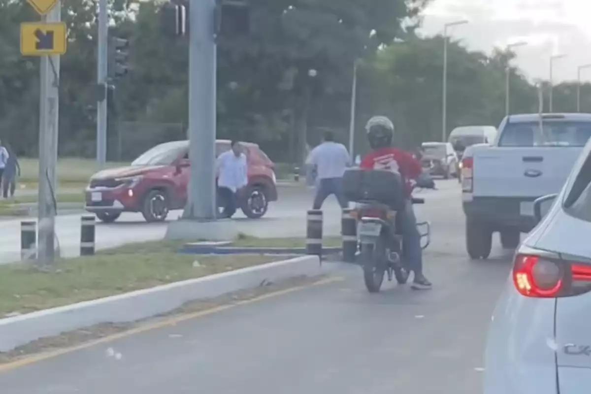 ¡Al estilo UFC! Chofer del Va y Ven se lleva la peor parte en pelea contra automovilsita