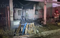 Mujer incendia vivienda con un hombre en su interior y huye en la colonia Emiliano Zapata