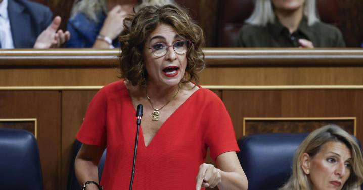 María Jesús Montero carga contra Moreno Bonilla por «banalizar» la violencia de género en Andalucía