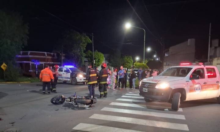 Dos motociclistas fueron trasladados en grave estado tras un violento choque