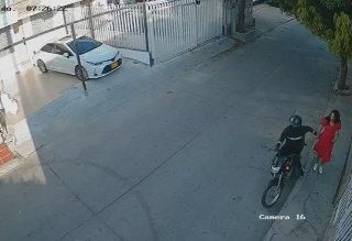 EN VIDEO: ‘Motoladrón’ robó a una mujer en Los Alcázares