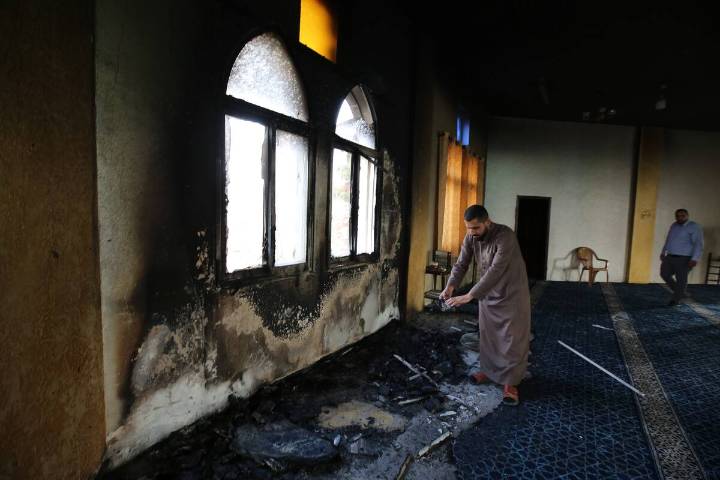 “Nos vengaremos”. Violencia en aumento en Cisjordania: colonos israelíes queman una mezquita y escriben amenazas