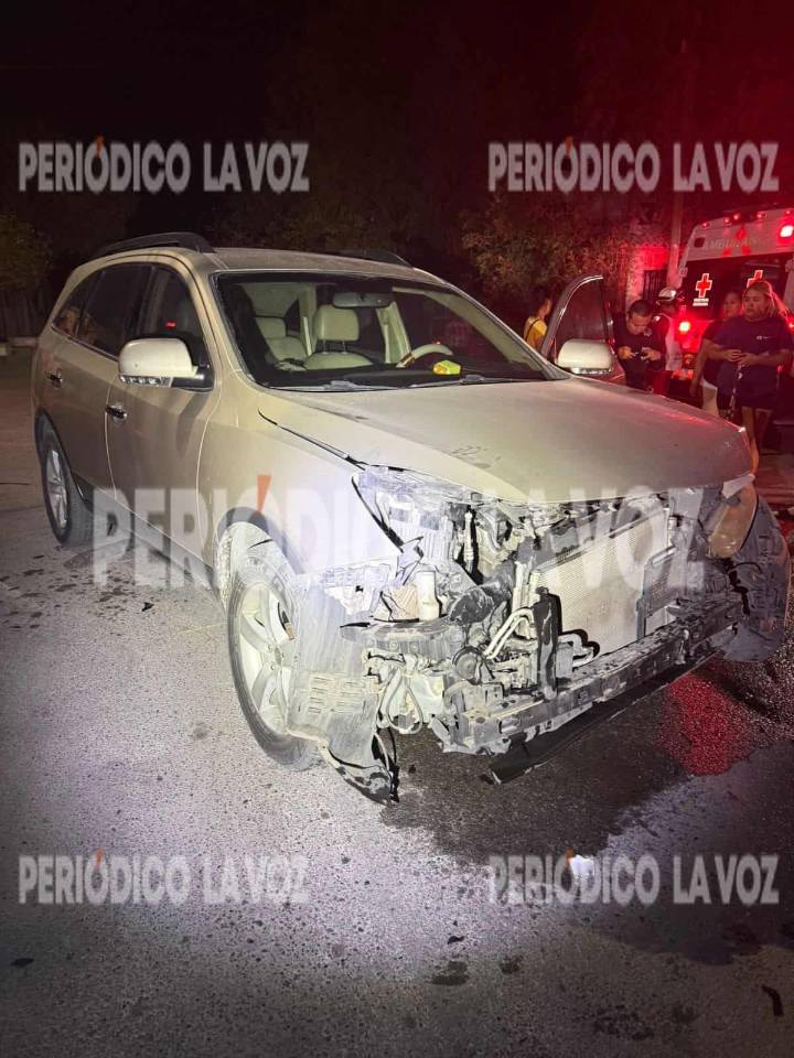 Fuerte choque en Monclova deja vehículos dañados y conductores con molestias