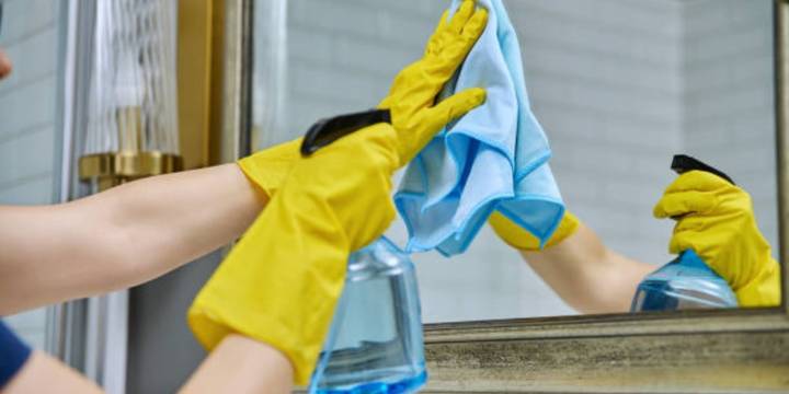 Usa esta poderosa mezcla para limpiar tus espejos y dejarlos impecables