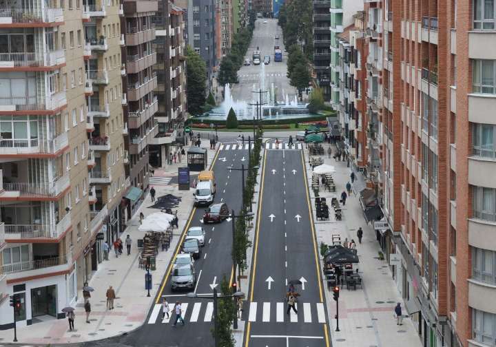 Las nuevas terrazas fijas de la avenida de Galicia de Oviedo «están tramitándose», asegura el Ayuntamiento
