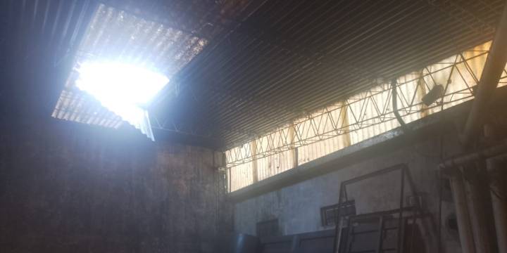 Una mujer subió al techo de un galpón para alcanzarle agua a su esposo, cayó seis metros y murió