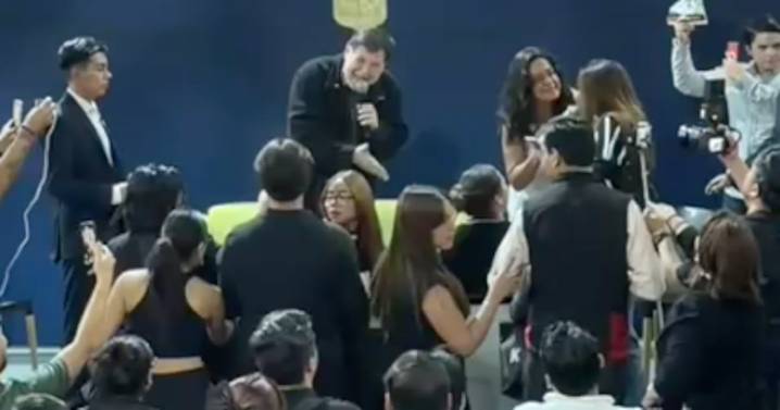 Confrontan a Fernández Noroña en la Universidad de Guanajuato y el acto deriva en gritos y reproches