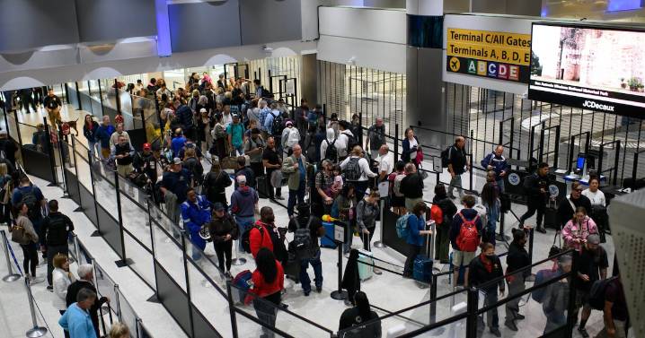 1400 vuelos cancelados y contando: Nieve en Chicago provoca caos en aeropuertos