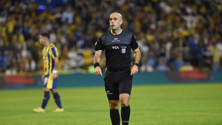 Newell's y los árbitros ante Huracán: a uno lo mira bien y al otro muy mal