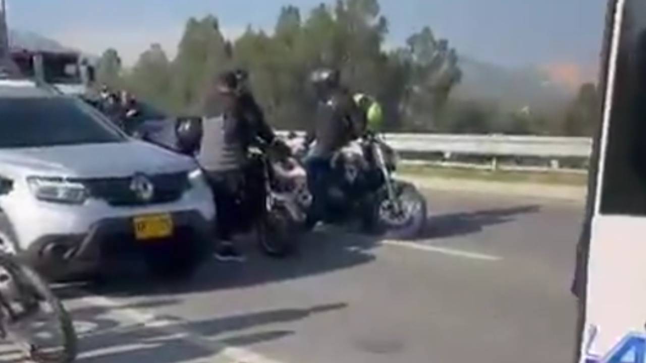 En Mosquera motociclistas aprovecharon un accidente y robaron camión