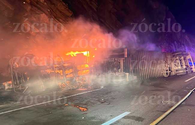 Vuelca tráiler y provoca caos vehicular además del cierre total de la 57 durante horas