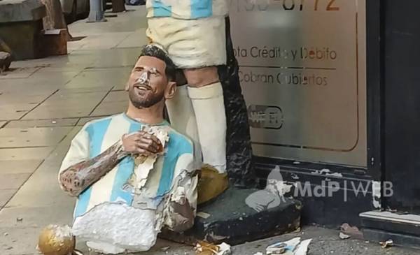 Destrozaron una estatua de Messi en Mar del Plata