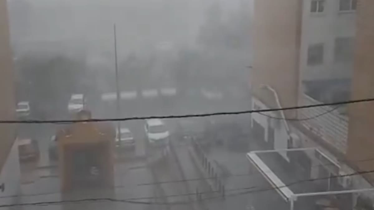 Una manga marina con viento huracanado sorprende en Huelva