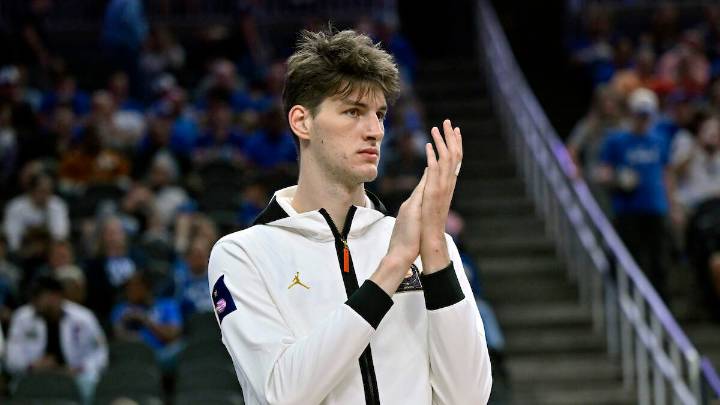 Tallest Player In College Basketball History Makes Debut