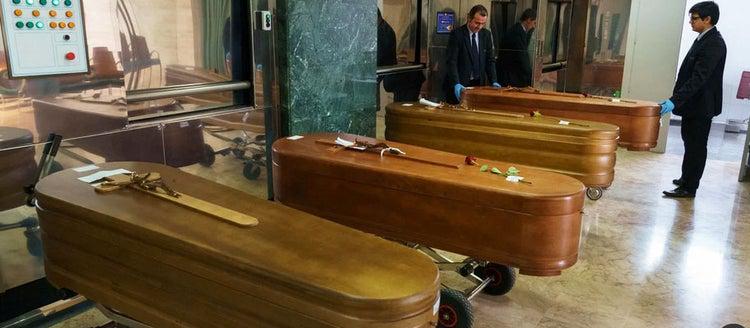 Hallaron con vida a una mujer dentro de un ataúd antes de ser cremada