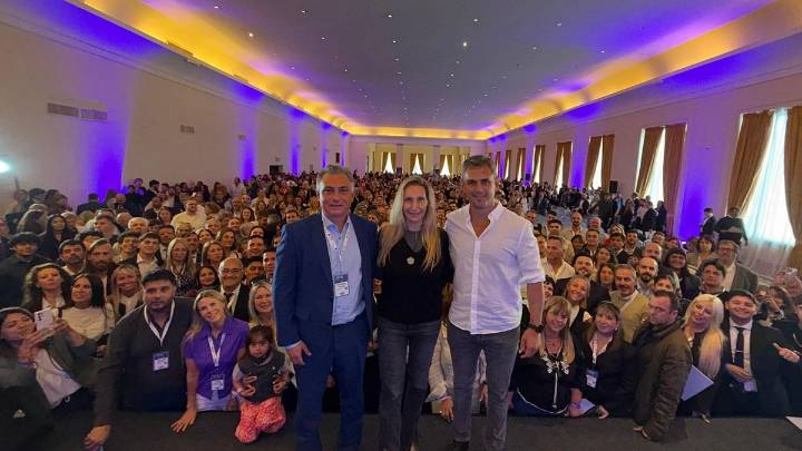 Karina Milei llamó a acelerar las reformas Ante 750 dirigentes bonaerenses, la secretaria general de la Presidencia instó a profundizar los cambios impulsados por el Gobierno. Junto a Martín Menem y S