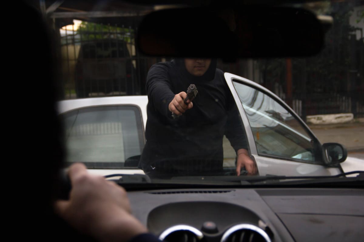 Lo intimidaron con armas de fuego: hombre es víctima de violento portonazo en Las Condes
