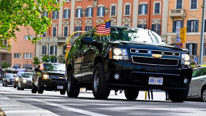 Choque de vehículos policiales en caravana de JD Vance en Tennessee