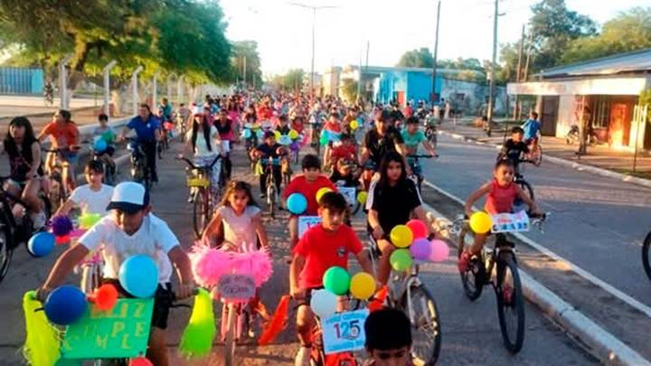 Multitudinaria bicicleteada por el aniversario de Colonia Dora