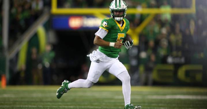 Dante Moore throws for 2 touchdowns and No. 7 Oregon routs Minnesota 42