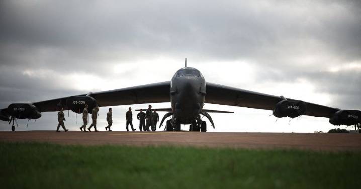 Bombarderos B-52 de EEUU sobrevuelan la costa de Venezuela; la cuarta demostración de fuerza militar