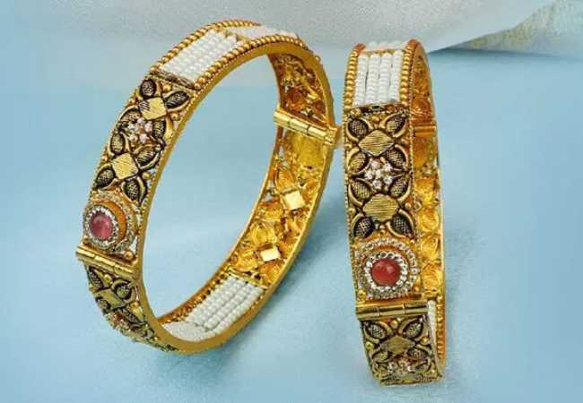 Gold plunges Rs 3,900 to Rs 1,25,800/10g