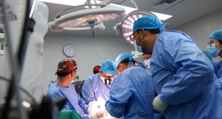 EsSalud: Rebagliati realiza su primera cirugía fetal para corregir espina bífida en un bebé de 24 semanas