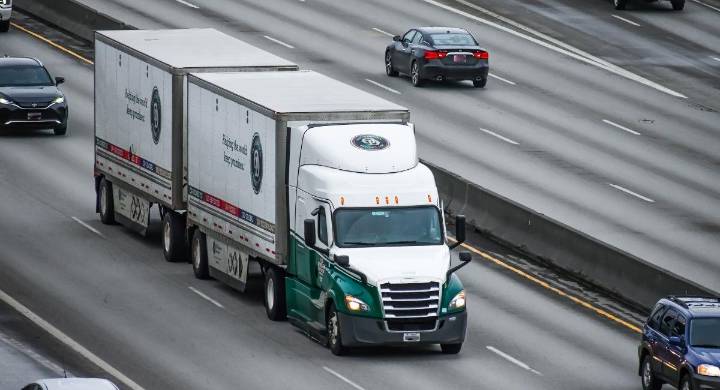 Tribunal bloquea restricciones a licencias para inmigrantes en Estados Unidos