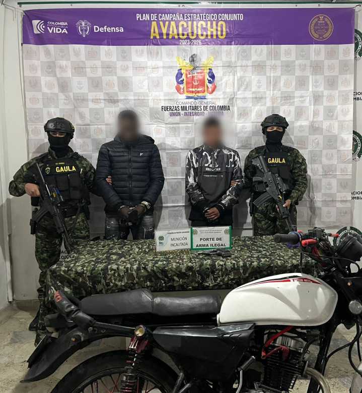Ejército Nacional frustra acción delictiva en Boyacá: dos capturados en flagrancia con arma de fuego y prendas militares