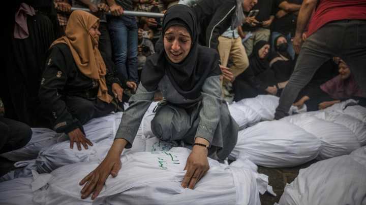 "¿Tú qué hiciste durante el genocidio?": la pregunta con que una escritora reflexiona sobre la ofensiva de Israel en Gaza