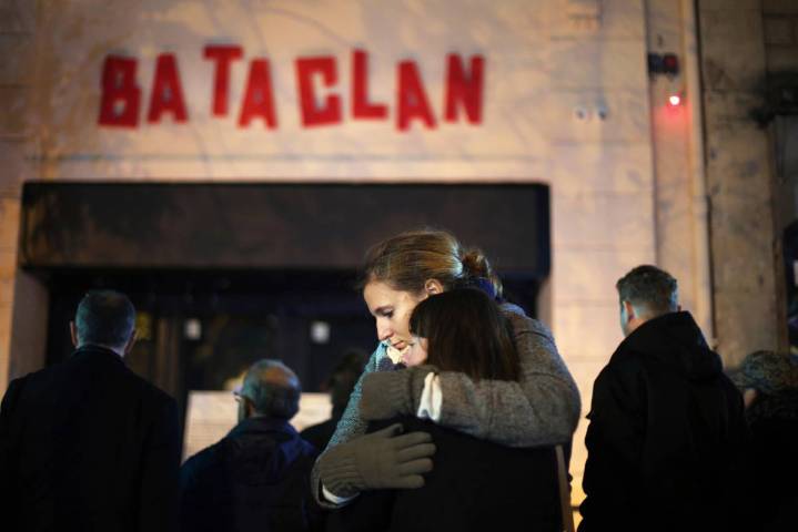 Francia recuerda a las víctimas 10 años después de los ataques en Bataclan, cafeterías y estadio