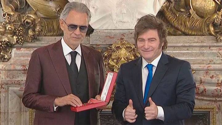 Javier Milei condecoró a Andrea Bocelli con la Orden de Mayo en la Casa Rosada