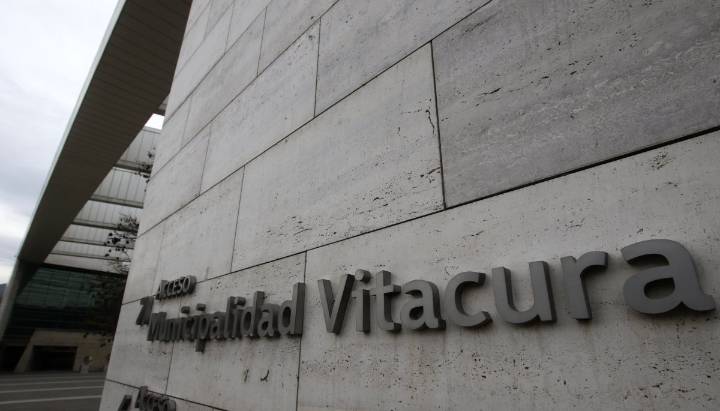 Municipalidad de Vitacura destituyó a los dos funcionarios del video sexual que fue captado en las oficinas