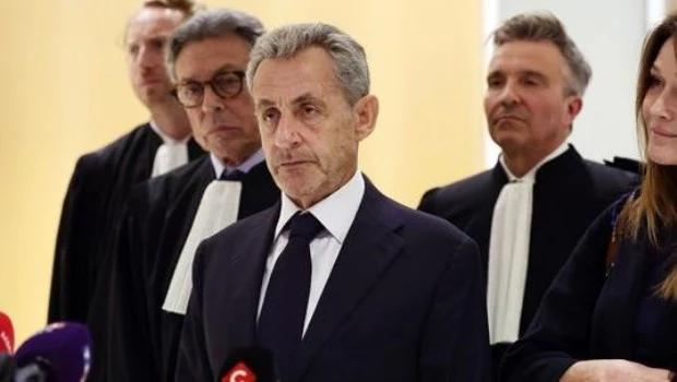 Nicolas Sarkozy sale en libertad condicional tras pasar 20 días en la cárcel