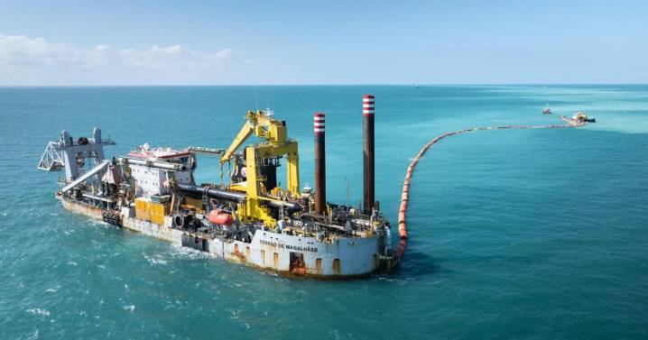 Joaquín Díaz Mena e integrantes del CCE Yucatán supervisan avances del dragado del Puerto de Progreso