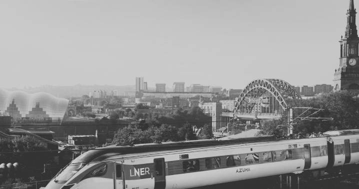 Sospechoso de múltiples apuñalamientos en tren hacia Londres enfrenta nuevas acusaciones