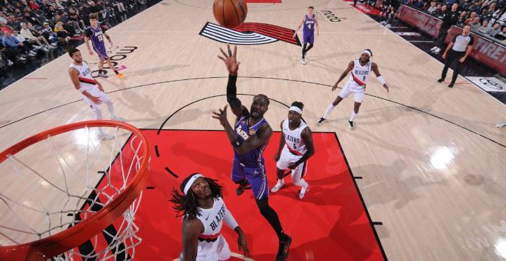 How the midrange is backing the Lakers’ surging offense