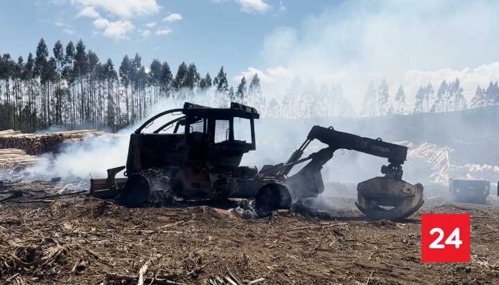 Nuevo atentado incendiario en La Araucanía: reportan quema de siete maquinarias forestales en Cunco