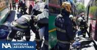 Chocaron dos colectivos en Flores y una motociclista quedó atrapada