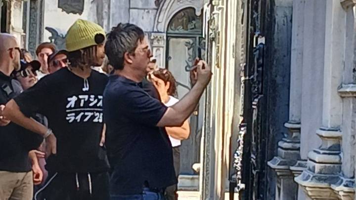 Noel Gallagher revoluciona Buenos Aires: ahora, fue visto visitando la tumba de Eva Perón
