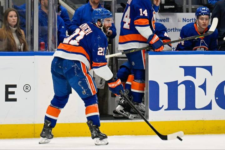 Islanders' Kyle Palmieri gets injured, makes trick play to set up goal while limping off ice